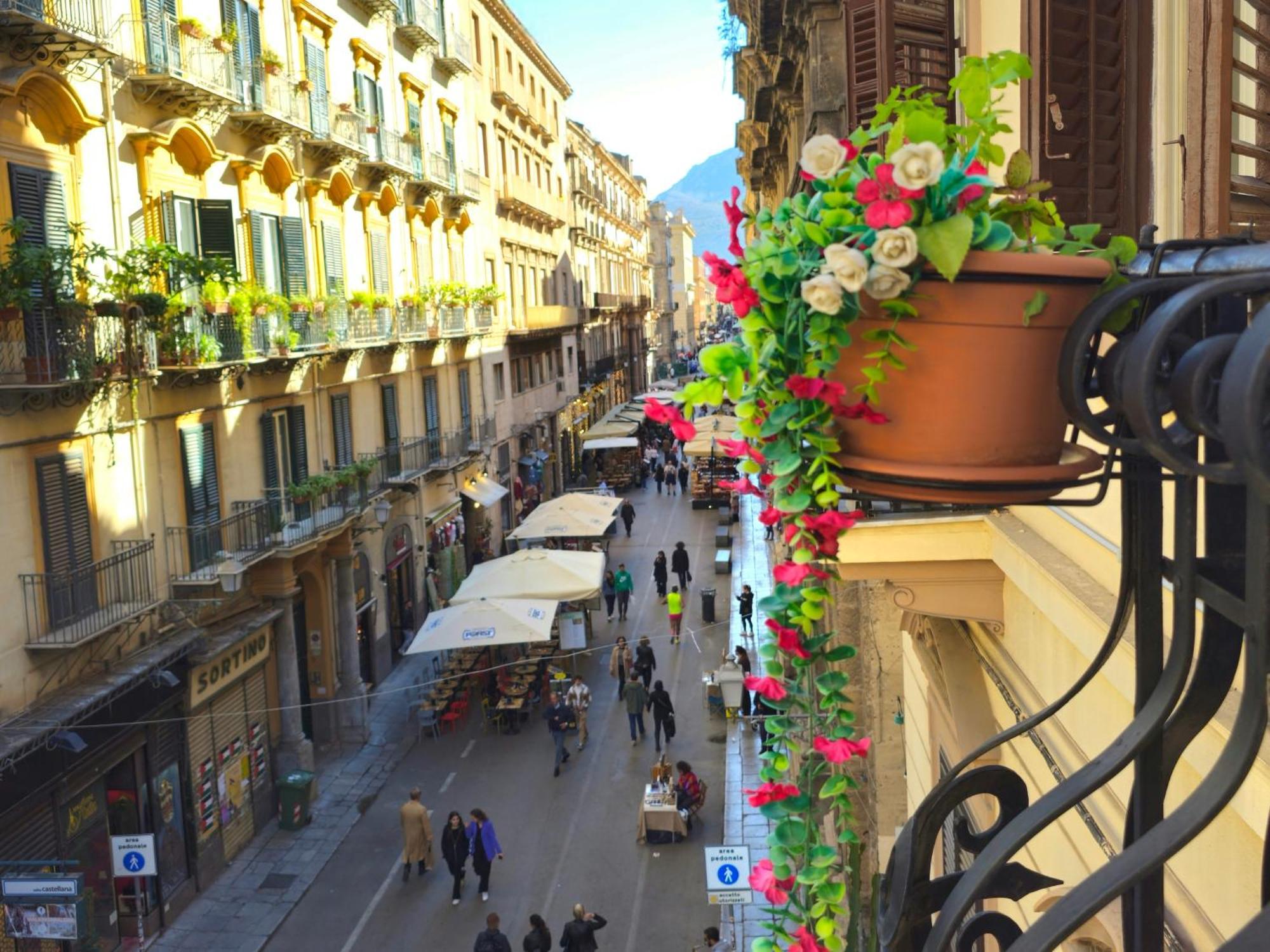 Teatro Del Sole Apartment Palermo Bagian luar foto